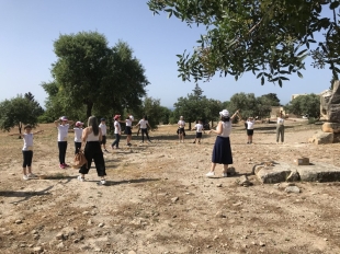 Υποθετική «αναπαράσταση» του ιερού της Αφροδίτης.  «Οικογένειες στα χνάρια της θεάς Αφροδίτης» Τοπικό Αρχαιολογικό Μουσείο Παλαιπάφου και  Αρχαιολογικός Χώρος Κουκλιών, 17.5.2019