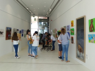 Τα εγκαίνια της έκθεσης τέλεσε ο Δήμαρχος Πάφου κ. Φαίδωνας Φαίδωνος. Χαιρετισμούς απηύθυναν ο Πρώτος Λειτουργός Εκπαίδευσης του Επαρχιακού Γραφείου Πάφου κ. Γενεθλής Γενεθλίου και η Επιθεωρήτρια Δημοτικής Εκπαίδευσης, υπεύθυνη για το συγκεκριμένο εκπαιδευτικό πρόγραμμα κ. Τερέζα Λαμπριανού.