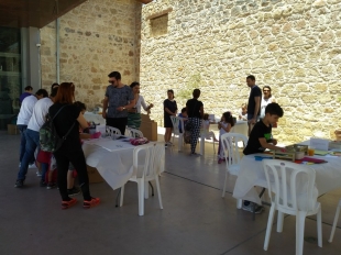 Μετά τα εγκαίνια της έκθεσης, η εκδήλωση διανθίστηκε με εικαστικές δραστηριότητες στο προαύλιο.. 