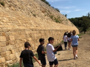 Πύλη Αμμοχώστου Εκπαιδευτικό πρόγραμμα με τίτλο «Ψίθυροι Πύλης» Εξερευνώντας την Πύλη, τον προμαχώνα Caraffa, και την τάφρο, ανακαλύψαμε και «ακούσαμε» τους ψίθυρους της Πύλης Αμμοχώστου, που «είδε» και «άκουσε» τόσα πολλά μέσα στους αιώνες της Ιστορίας της. Εργαλείο στη διερευνητική μας προσπάθεια, η τεχνολογία