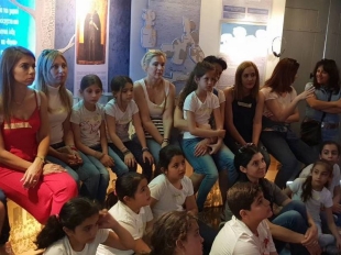 Στις 15 και 18 Μαΐου 2018, επισκέφθηκαν το Μουσείο γονείς με τα παιδιά τους και συμμετείχαν στις δραστηριότητες του Εκπαιδευτικού Προγράμματος Μουσειακής Αγωγής με τον τίτλο «Το σχολείο της Βάσας μάς μαθαίνει».