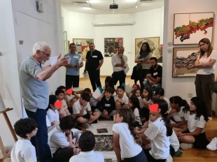 O εικαστικός Ανδρέας Λαδόμματος παρουσιάζει στα παιδιά το έργο του.