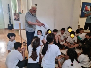 O εικαστικός Ανδρέας Λαδόμματος παρουσιάζει στα παιδιά το έργο του.