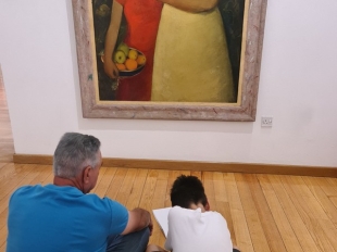 Παιδιά και οι κηδεμόνες τους, ζωγραφίζουν στοιχεία της φύσης από έργα στην Κρατική Πινακοθήκη Σύγχρονης Τέχνης.