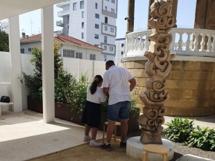 Παιδιά και οι κηδεμόνες τους, συμμετέχουν στο παιχνίδι αναζήτησης και εντοπίζουν τα φυτά της Κύπρου στον κήπο της Κρατικής Πινακοθήκης Σύγχρονης Τέχνης και στη συνέχεια ζωγραφίζουν τα δικά τους φυτά.