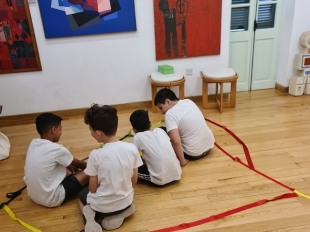 Εκπαιδευτικό πρόγραμμα εικαστικής αγωγής «Ο Παιδικός Κόσμος της Πινακοθήκης» σε παιδιά Δ’ τάξης, µε τη συµµετοχή ενήλικων μελών της οικογένειάς τους, στην Κρατική Πινακοθήκη Σύγχρονης Τέχνης-Majestic 