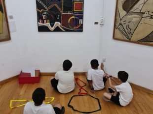 Εκπαιδευτικό πρόγραμμα εικαστικής αγωγής «Ο Παιδικός Κόσμος της Πινακοθήκης» σε παιδιά Δ’ τάξης, µε τη συµµετοχή ενήλικων μελών της οικογένειάς τους, στην Κρατική Πινακοθήκη Σύγχρονης Τέχνης-Majestic 