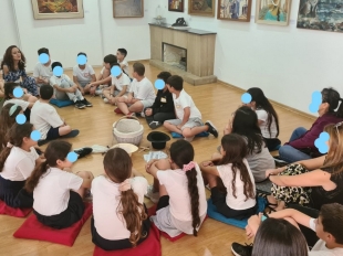 Υπόδυση ρόλων για αναπαράσταση του έργου «Αγρότισσες» του Αντρέα Ασπρόφτα.