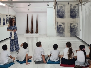 Παρατήρηση και ανάλυση του έργου «Με χρυσά γράμματα στις σελίδες της Ιστορίας» της Έφης Παπαμιχαήλ. Από την συλλογή έργων αφιερωμένα στον αγώνα της ΕΟΚΑ.