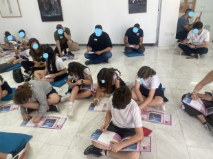 Γονείς και παιδιά ζωγραφίζουν. Έμπνευση από το δρώμενο «Βουτιά στο βυθό» - «Ο βυθός» του Γιώργου Σκοτεινού.